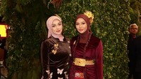 Kehadiran Dara Arafah menjadi jawaban siapa yang mengabadikan momen saat Celine Evangelista menghadiri Upacara HUT ke-80 RI di Istana Merdeka. Untung ada dia.... Aku yang jarang foto-foto jadi difotoin terus. Kalau gak ada Dara, gak akan aku ada foto-foto bagus, selfie seadanya dan sekali doang pasti. Si paling malas ngonten aku tuh, tulis Celine Evangelista. Foto: Instagram @celine_evangelista