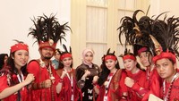 Celine berfoto dengan salah satu tim penari yang mengisi acara saat Upacara Penurunan Bendera Merah Putih HUT ke-80 RI. Foto: Instagram @celine_evangelista