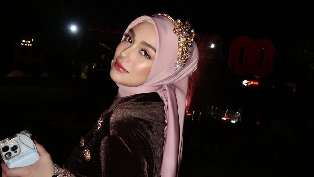 Gaya Celine Evangelista Berhijab dan Berkebaya di Istana Merdeka Curi Perhatian