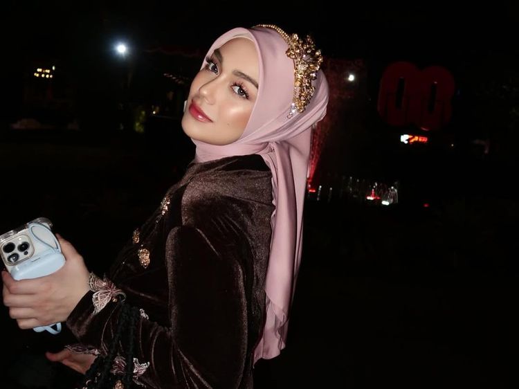 Gaya Celine Evangelista Berhijab dan Berkebaya di Istana Merdeka Curi Perhatian