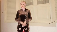 Celine mengenakan hijab berwarna pink. Presenter berusia 33 tahun itu memakai kebaya janggan berbahan beludru dengan nuansa hitam dan detail kupu-kupu yang timbul berwarna senada dengan hijab yang digunakannya. Dia juga memakai kain jarik berwarna senada dengan hijab yang dipakai. Foto: Instagram @celine_evangelista