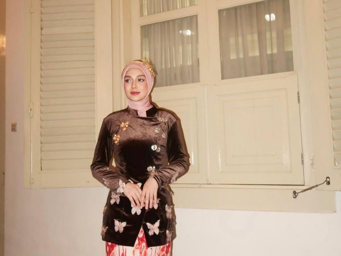 Celine Evangelista Gaya Celine Evangelista menghadiri Upacara HUT ke-80 RI di Istana Merdeka, pada 17 Agustus 2025.