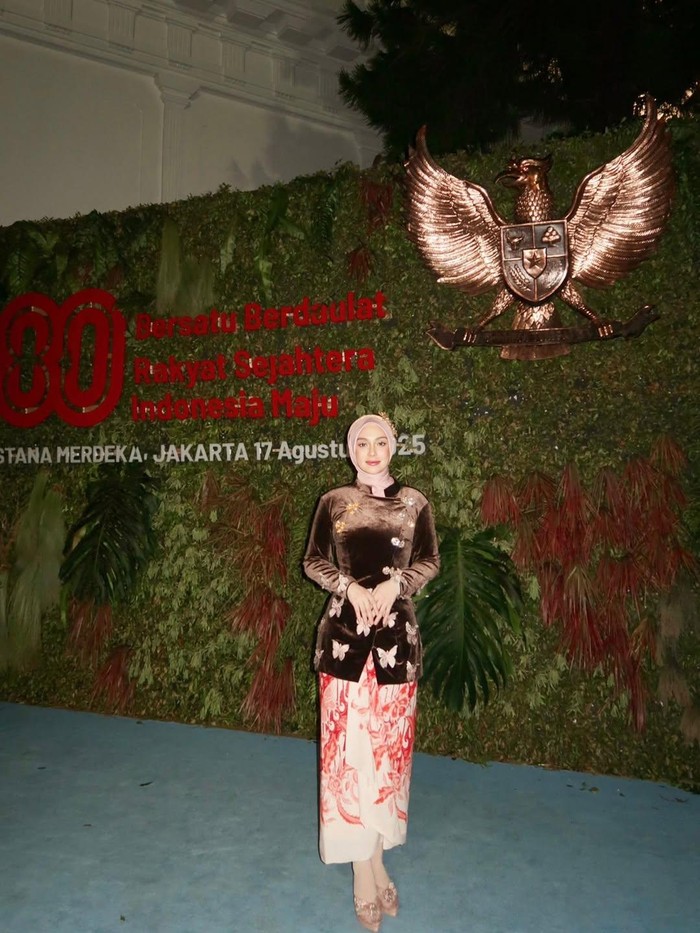 Celine Evangelista Gaya Celine Evangelista menghadiri Upacara HUT ke-80 RI di Istana Merdeka, pada 17 Agustus 2025.
