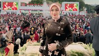 Masih dalam suasana Hari Kemerdekaan, Celine Evangelista baru mengunggah momen mengikuti Upacara HUT ke-80 RI di Istana Merdeka. Foto: Instagram @celine_evangelista