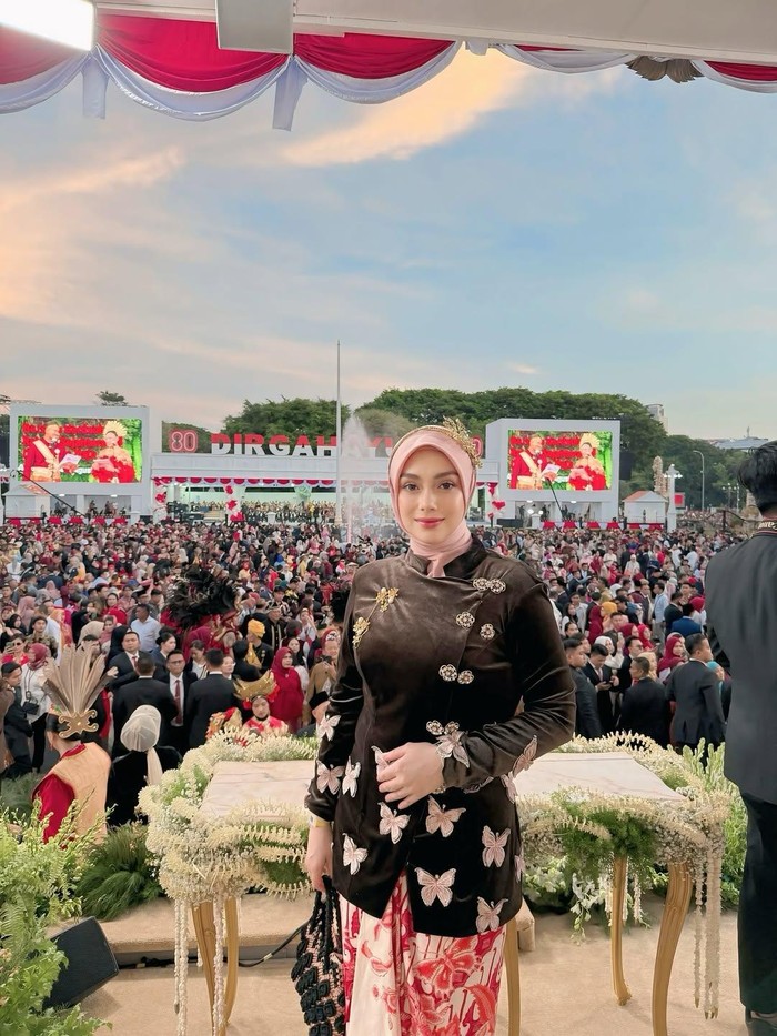 Celine Evangelista Gaya Celine Evangelista menghadiri Upacara HUT ke-80 RI di Istana Merdeka, pada 17 Agustus 2025.
