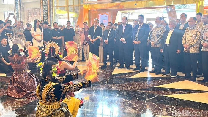 Chairul Tanjung saat tiba di Regale Internasional Convention Centre Medan. (Finta Rahyuni/detikSumut)
