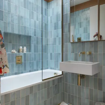 Contoh ubin berwarna pada kamar mandi