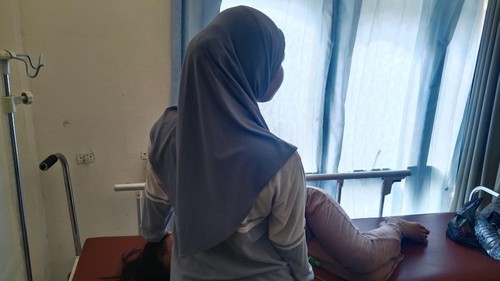 CW, siswi SMK Karya Adi Husada yang diduga keracunan menu MBG, ditemani rekan sekolahnya saat dirawat di Puskesmas Selong, Lombok Timur, Rabu (20/8/2025). (Sanusi Ardi W/detikBali)