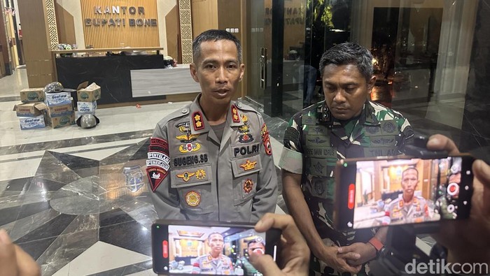 Dandim 1407/Bone Letkol Inf Laode Muhammad Idrus bersama Kapolres Bone AKBP Sugeng Setyo Budhi memberikan keterangan terkait demo ricuh kenaikan PBB di Bone.