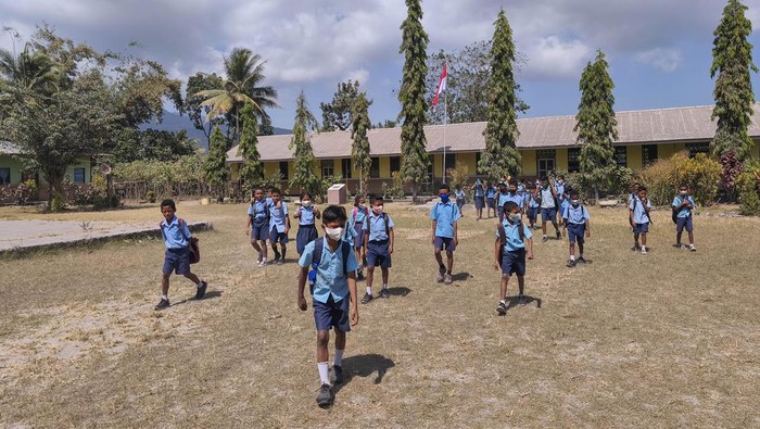 Seorang siswa SDK Boganatar berjalan pulang usai kegiatan belajar mengajar diliburkan akibat terdampak material abu vulkanis Gunung Lewotobi Laki-laki di Talibura, Kabupaten Sikka, NTT, Selasa (20/8/2025). Sejumlah sekolah di Talibura, Sikka, meliburkan kegiatan belajar mengajar akibat sekolah mereka tertutup abu vulkanik Gunung Lewotobi Laki-laki yang membahayakan pernafasan para siswa dan guru. ANTARA FOTO/Gregorio J Gilbert/app/bar
