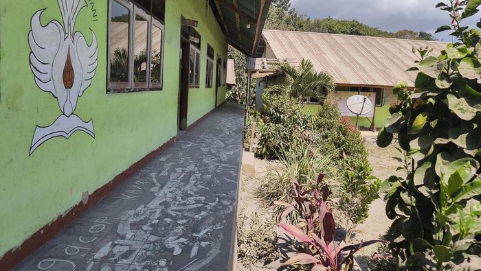 Debu vulkanis Gunung Lewotobi Laki-laki menyelimuti Sekolah Dasar Katolik (SDK) Hikong di Talibura, Kabupaten Sikka, NTT, Rabu (20/8/2025). Sejumlah sekolah di Talibura, Sikka, meliburkan kegiatan belajar mengajar akibat sekolah mereka tertutup abu vulkanik Gunung Lewotobi Laki-laki yang membahayakan pernafasan para siswa dan guru. ANTARA FOTO/Gregorio J Gilbert/app/bar