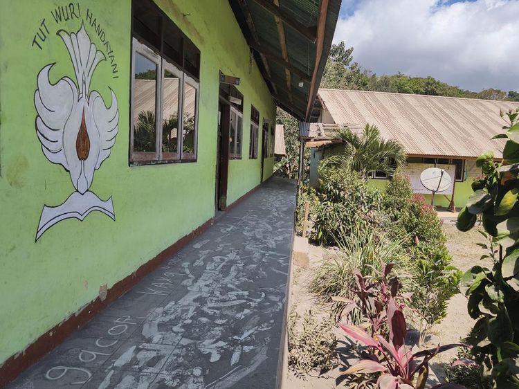 Debu Vulkanik Lewotobi Selimuti Sekolah di Sikka NTT