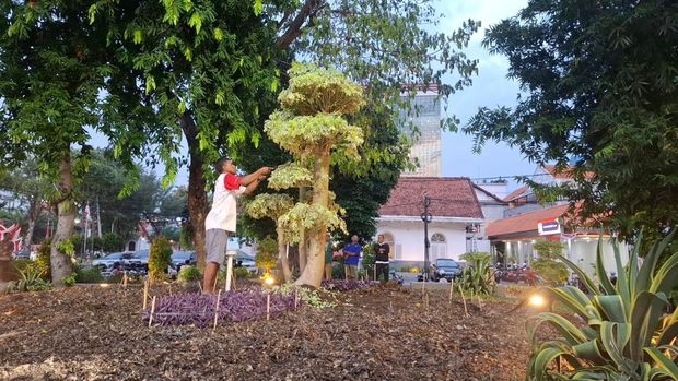 Dinas Lingkungan Hidup (DLH) Jawa Timur saat memperbaiki Taman Apsari yang sempat terdampak Pesta Rakyat Pemprov Jatim.