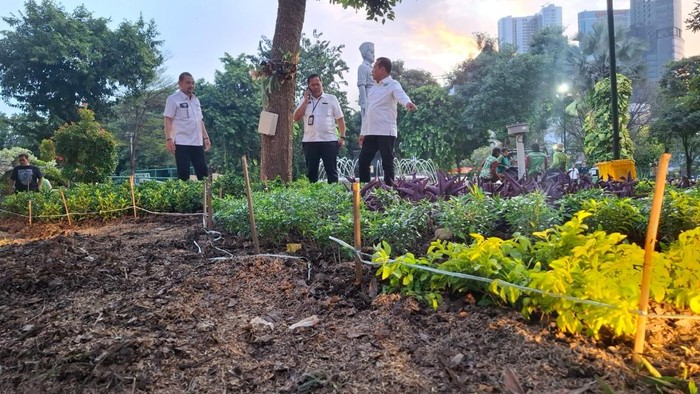 Dinas Lingkungan Hidup (DLH) Jawa Timur saat memperbaiki Taman Apsari yang sempat terdampak Pesta Rakyat Pemprov Jatim.