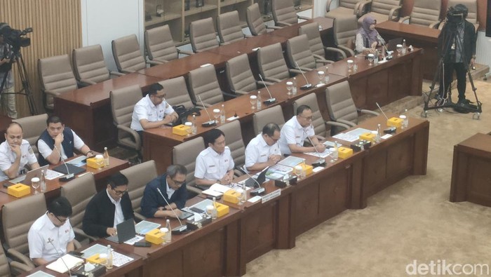 Dirut Baru KAI, Bobby Rasyidin, rapat bersama Komisi VI DPR RI
