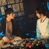 Visual couple Yoona dan Lee Chae Min menghadirkan kisah cinta berlatar era Joseon di Bon Appetit, Your Majesty. Keduanya berakhir bahagia saat sang raja datang ke masa depan. Foto: dok. tvN