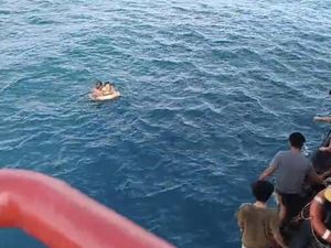 Video Detik-detik 2 Nelayan Ditemukan Usai 3 Hari Terombang-ambing di Lautan
