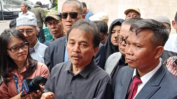 Eks Menpora Roy Suryo (kedua dari kiri)-(Wildan/detikcom)