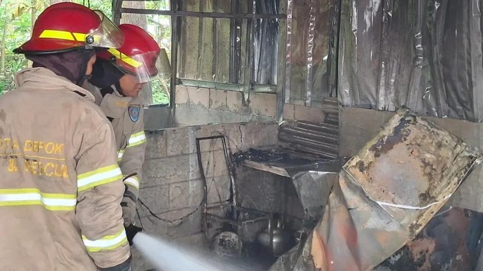 Empat lapak PKL di pinggir Jalan Raya Bogor, Depok, Jawa Barat (Jabar), kebakaran. (dok Damkar Depok)