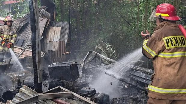 Empat lapak PKL di pinggir Jalan Raya Bogor, Depok, Jawa Barat (Jabar), kebakaran. (dok Damkar Depok)