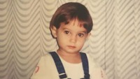 Di Instagram yang dilihat pada Rabu (20/8/2025), Enzy Storia begitu bersyukur atas pertambahan usianya. Ini momen saat dirinya masih kecil. (Foto: dok Instagram enzystoria)