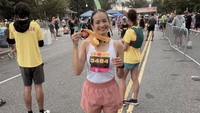 Enzy Storia bertumbuh jadi wanita yang suka berolahraga. Ini dia habis mengikuti event lari. (Foto: dok Instagram enzystoria)