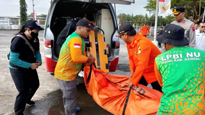Evakuasi jenazah ABK perahu yang tenggelam di perairan Kendal, Rabu (20/8/2025).
