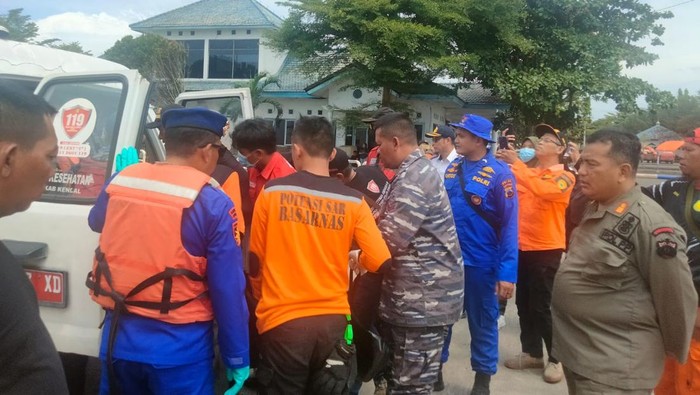 Evakuasi jenazah dua ABK tenggelam di Perairan Kendal, Rabu  (20/8/2025).