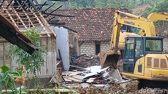 Excavator sedang membongkar rumah warga di area sumur minyak di Blora. Rabbu (20/8/2025).