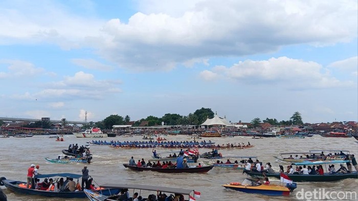 Festival Perahu Bidar di Palembang