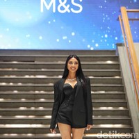 Proses seleksi Miss Universe 2025 dilakukan dengan ketat oleh lima sosok profesional di bidangnya. Kelly Tandiono, selaku National Director sekaligus model dan aktris, turut menjadi juri dalam audisi. Ia didampingi oleh Andandika Surasetja (Creative Director & Fashion Designer), Bimo Permadi (Fashion Stylist & Creative Director), Ari Tulang (Choreographer & Performing Arts Director), serta Dini Widiastuti, aktivis kesetaraan gender dan pemimpin Plan International Indonesia. Foto: Pradita Utama/Detikcom.