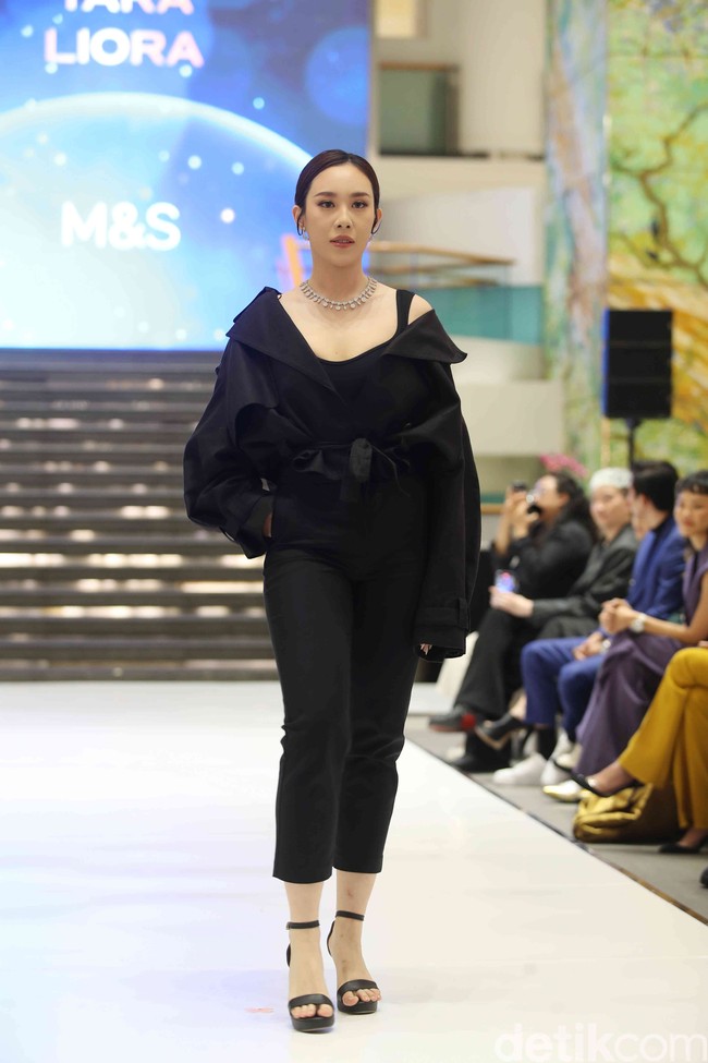 Seluruh proses seleksi dikawal ketat oleh pihak ketiga yang independen. Para juri dipilih dari berbagai latar belakang profesional yang berbeda, memberikan penilaian yang objektif dan menyeluruh terhadap kualitas masing-masing peserta. Setiap juri memiliki penilaian yang berbeda, dari situlah kami mencari kandidat terbaik untuk tampil di panggung global, ujar Ari Tulang, salah satu juri utama yang juga terlibat dalam pelatihan catwalk para kontestan. Foto: Pradita Utama/Detikcom.