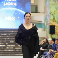 Seluruh proses seleksi dikawal ketat oleh pihak ketiga yang independen. Para juri dipilih dari berbagai latar belakang profesional yang berbeda, memberikan penilaian yang objektif dan menyeluruh terhadap kualitas masing-masing peserta. Setiap juri memiliki penilaian yang berbeda, dari situlah kami mencari kandidat terbaik untuk tampil di panggung global, ujar Ari Tulang, salah satu juri utama yang juga terlibat dalam pelatihan catwalk para kontestan. Foto: Pradita Utama/Detikcom.