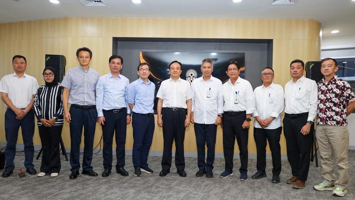 Foto bersama bersama Pemerintah Anhui yang diwakili oleh Deputy Director-General, Dept. of Housing and Urban-Rural Development, Liu Xiaohua (tengah kiri) bersama Otorita IKN yang diwakili oleh Sekretaris Otorita IKN, Bimo Adi Nusanthyasto, S.T, M.B.A (tengah kanan),  Deputi Bidang Pendanaan dan Investasi serta (Plt.) Deputi Bidang Sarana dan Prasarana Otorita IKN.