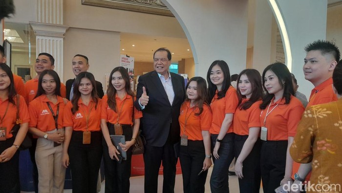 Founder & Chairman CT Corp Chairul Tanjung diajak foto oleh peserta LPS Financial Festival di Medan. (Nizar Aldi/detikSumut)