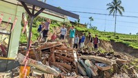 Dari tiga bangunan tersebut seluruhnya hancur dan tidak dapat difungsikan sama sekali. Sejumlah puing bangunan ikut terbawa longsor hingga radius 100 meter.