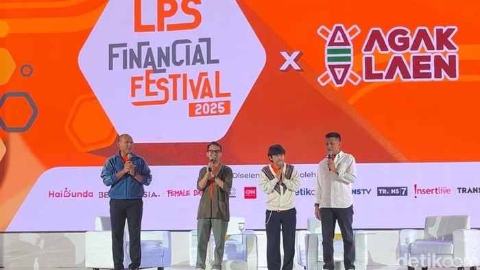 Grup Komedian Agak Laen saat memeriahkan acara LPS Financial Festival di Medan. (Finta Rahyuni/detikSumut)