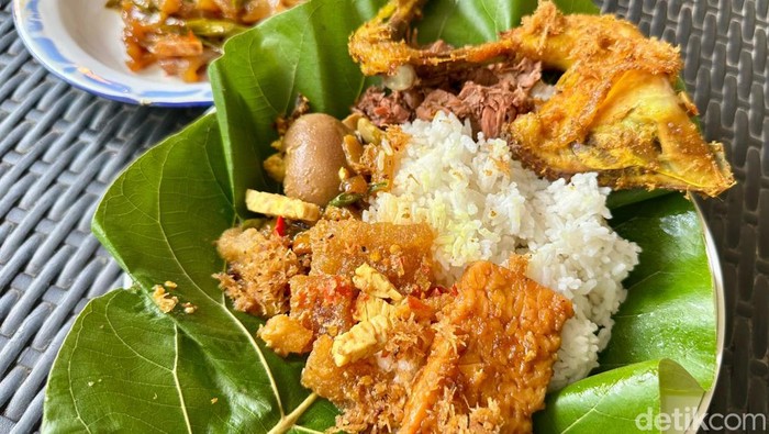 Gudeg Pawon Kayu di Bogor