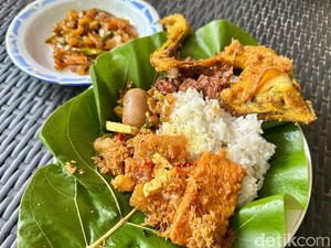 Pawon Kayu: Viral di Bogor! Gudeg Komplet Beralas Daun Jati Rp 20 Ribu
