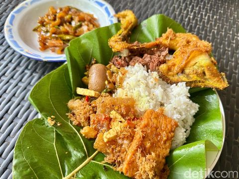 Gudeg Pawon Kayu di Bogor