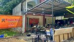Gudeg Hidden Gem di dalam Perumahan Bogor, Sedap Beralas Daun Jati!