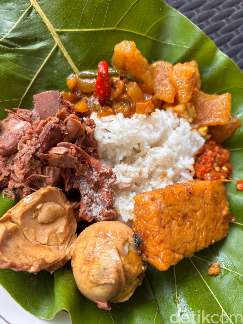Gudeg Pawon Kayu di Bogor
