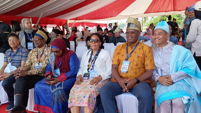 H.E. Belmiro Jose Malate memakai tanjak kuning emas di kepala, menyaksikan Pacu Jalur di Tepian Narosa, Kuansing.