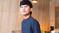 Belakangan ini Indra Jegel ramai disorot karena jadi konsultan fashion komedian, salah satunya Abdel Achrian. Abdel suka bertanya ke Indra apakah pakaian yang dipakai sudah oke. (Foto: dok Instagram indrajegel)