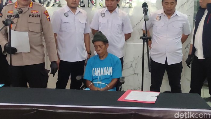 Iskandar dukun pengganda uang tersangka pembunuh pasutri di Pemalang saat dihadirkan di Mapolda Jateng, Semarang, Rabu (20/8/2025).