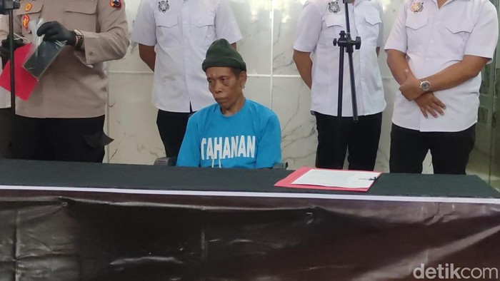 Iskandar dukun pengganda uang tersangka pembunuh pasutri di Pemalang saat dihadirkan di Mapolda Jateng, Semarang, Rabu (20/8/2025).