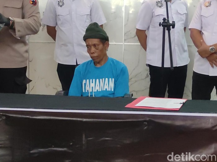 Iskandar dukun pengganda uang tersangka pembunuh pasutri di Pemalang saat dihadirkan di Mapolda Jateng, Semarang, Rabu (20/8/2025).