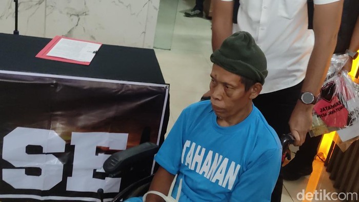 Iskandar dukun pengganda uang tersangka pembunuh pasutri di Pemalang saat dihadirkan di Mapolda Jateng, Semarang, Rabu (20/8/2025).