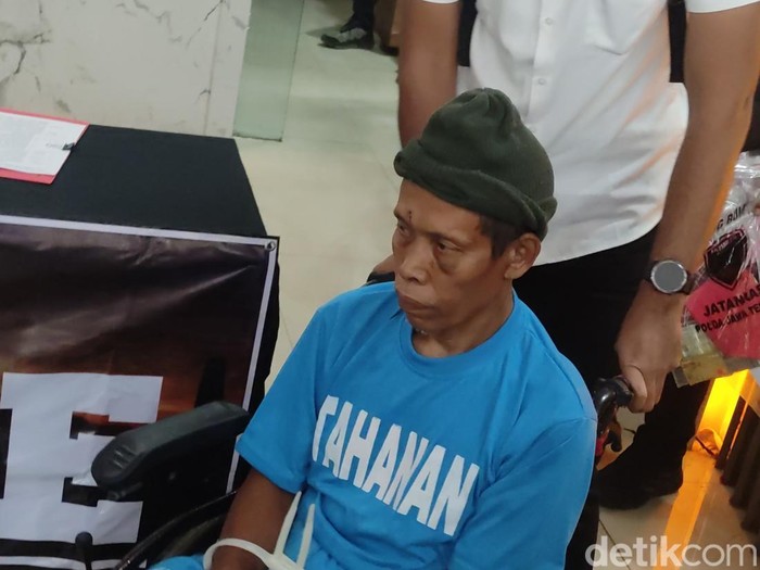 Iskandar dukun pengganda uang tersangka pembunuh pasutri di Pemalang saat dihadirkan di Mapolda Jateng, Semarang, Rabu (20/8/2025).