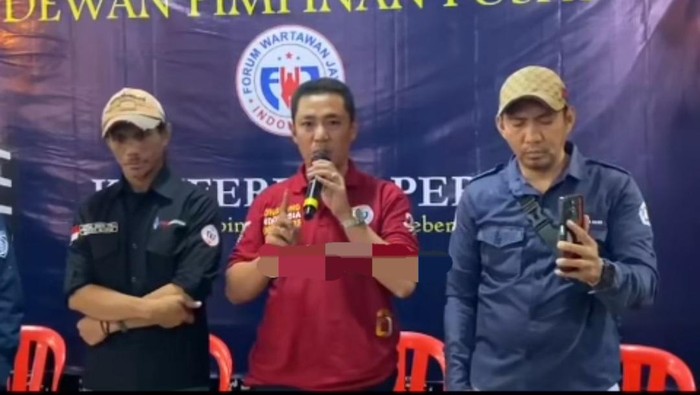 Ismet Saputra saat memberikan klarifikasi.